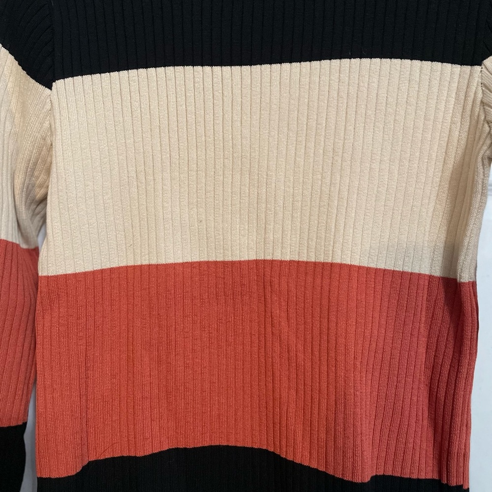 Tricolored fall sweater size small. Worn once. Love the snug fall fit!